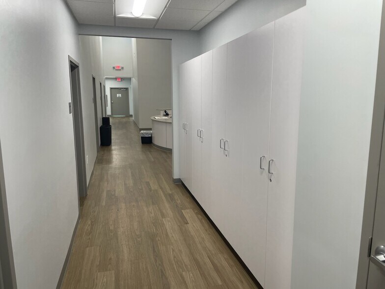 More Photos Of 4682 Airport Blvd, Mobile Medical For Sale