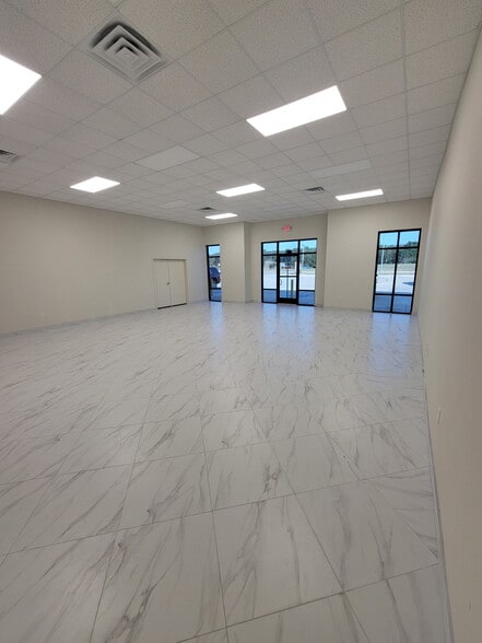 More Photos Of 1898 W Cumberland Rd, Tyler Storefront For Lease