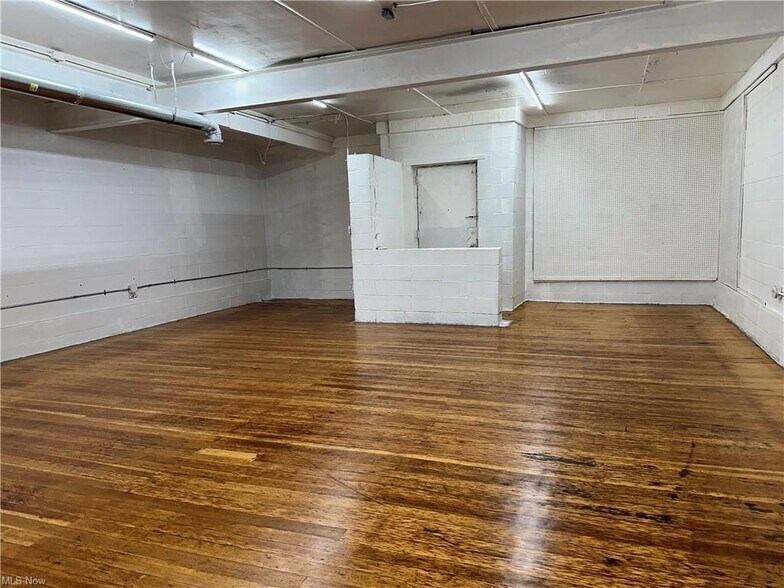 More Photos Of 1301 Brownell Ave, Lorain Service For Sale