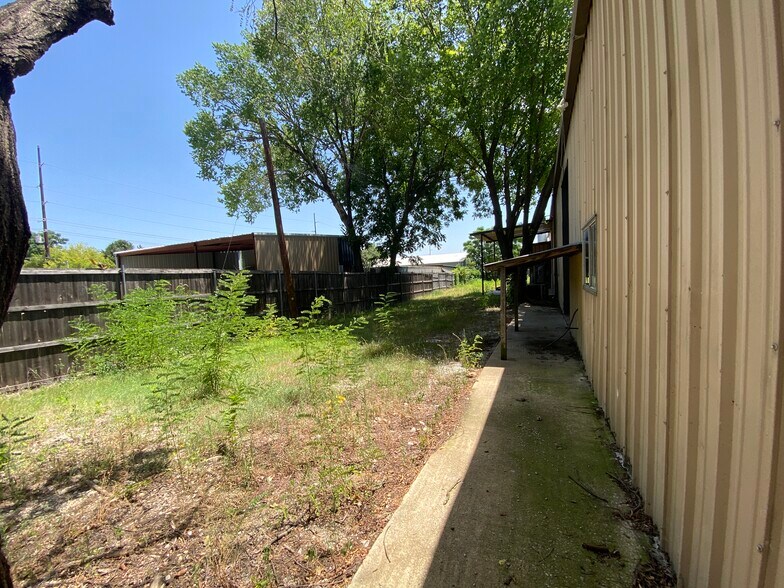 More Photos Of 715 Dallas Dr, Denton Flex For Sale