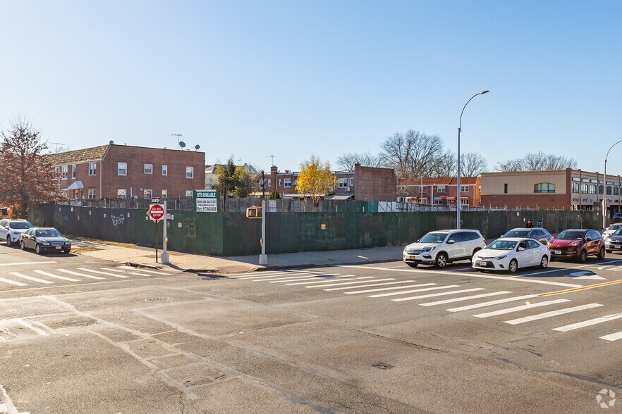 More Photos Of 195-20 Northern Blvd, Flushing Land For Lease