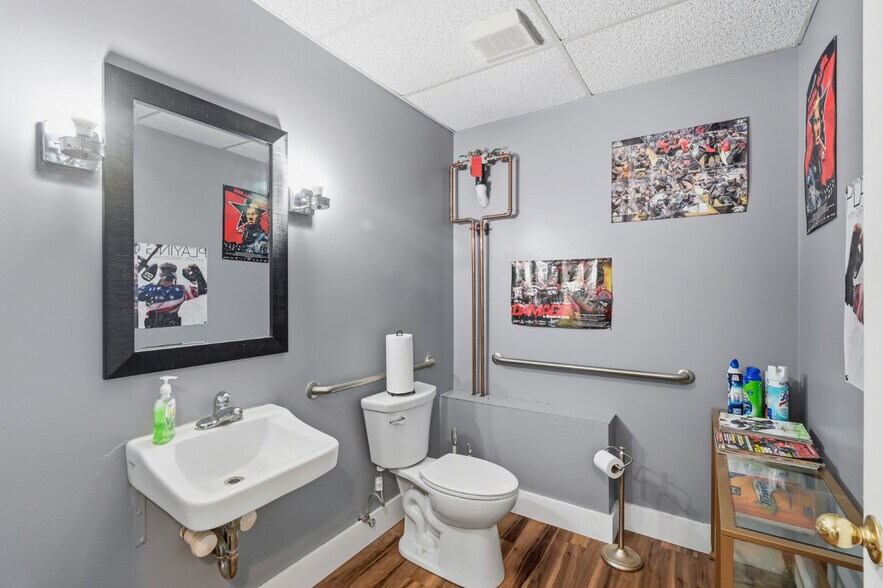 More Photos Of 25 S Lexington Springmill Rd, Mansfield Freestanding For Sale