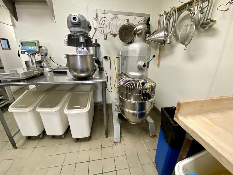 More Photos Of 826 Pico Blvd, Santa Monica Storefront For Sale