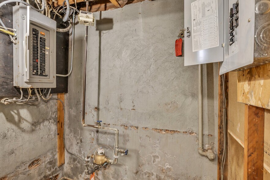 More Photos Of 110 Main St, Manchester Office Residential For Sale