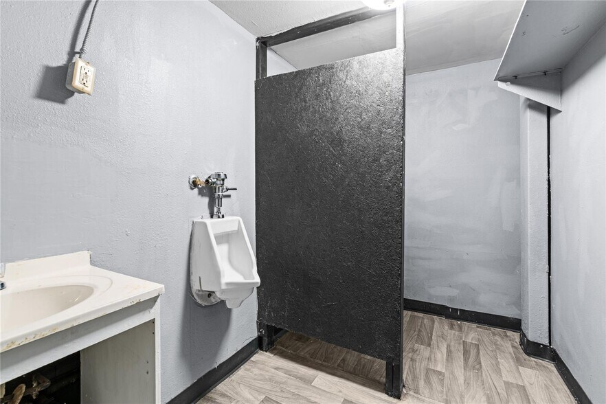More Photos Of 125 Burrell Dr, Dallas Service For Lease