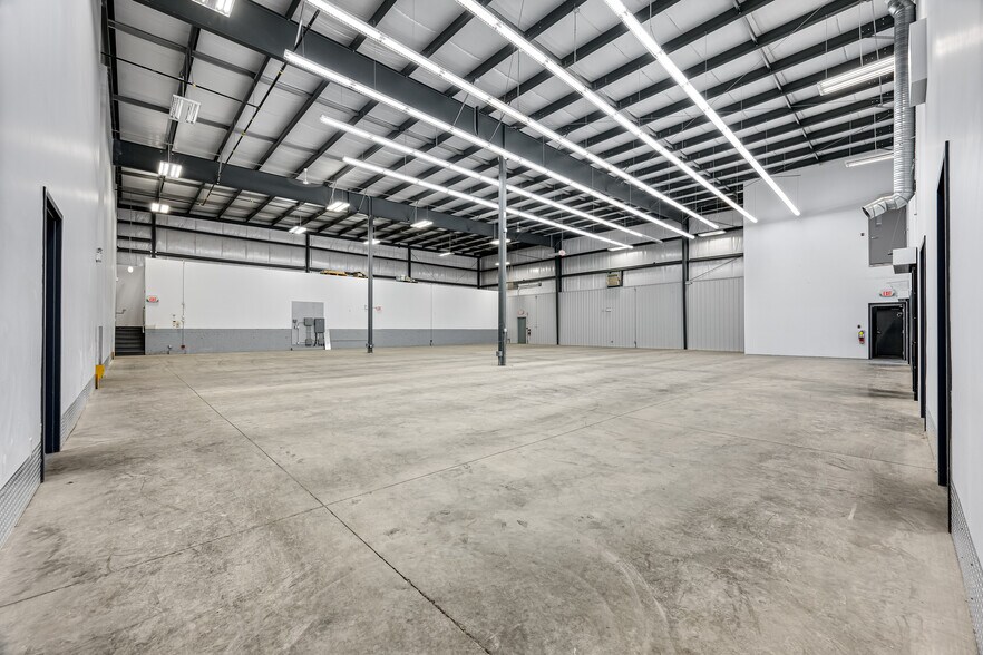 More Photos Of 5267 67 Av, Lloydminster Warehouse For Lease