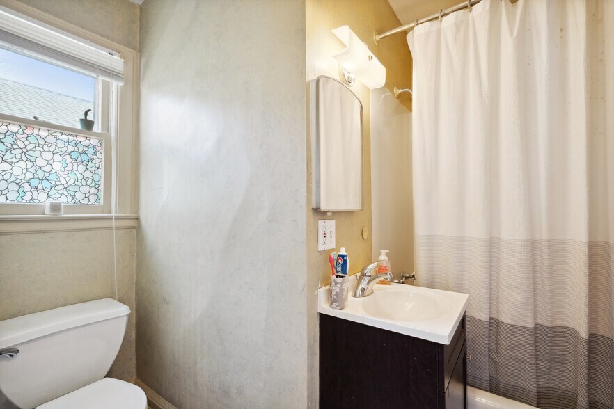 More Photos Of 253 Sea Cliff Ave, Sea Cliff Storefront Retail Residential For Sale