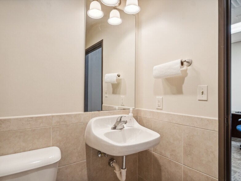 More Photos Of 2005 N Yellowood Ave, Broken Arrow Warehouse For Sale