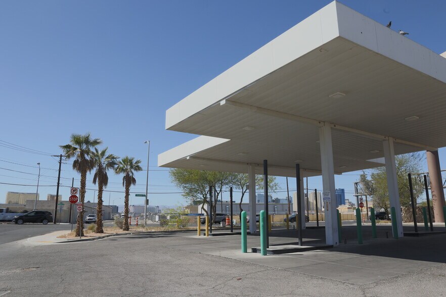 More Photos Of 4990 Paradise Rd, Las Vegas Service Station For Lease