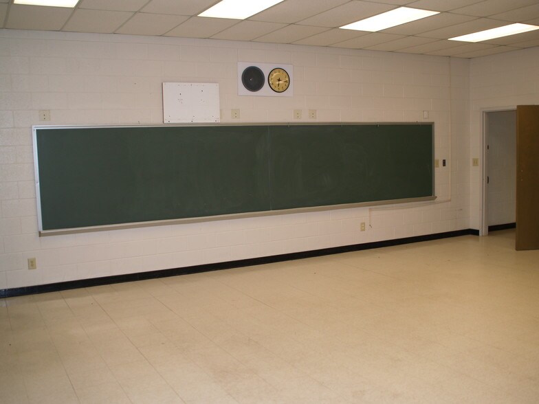 More Photos Of 1901 Mascoutah Ave, Belleville Schools For Lease