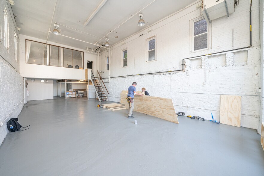 More Photos Of 279 Frost St, Brooklyn Light Distribution For Lease