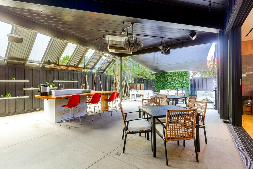 More Photos Of 1746 Abbot Kinney Blvd, Venice Loft Creative Space For Lease