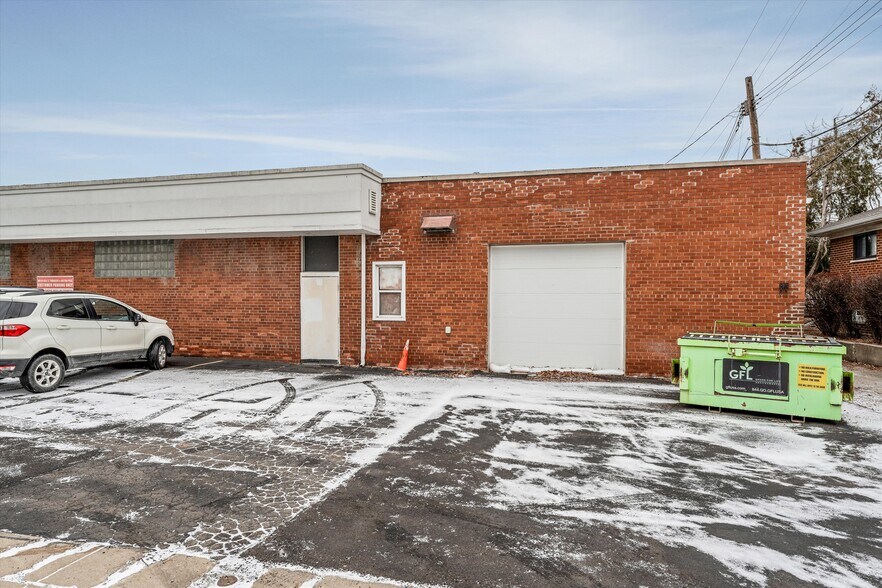 More Photos Of 18703 E 10 Mile Rd, Roseville Storefront For Lease