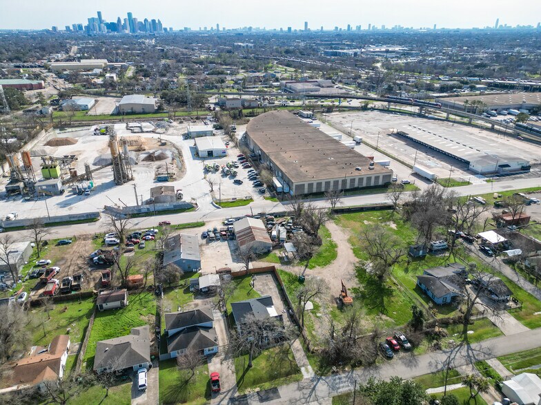 More Photos Of 215 Bennington St, Houston Warehouse For Sale