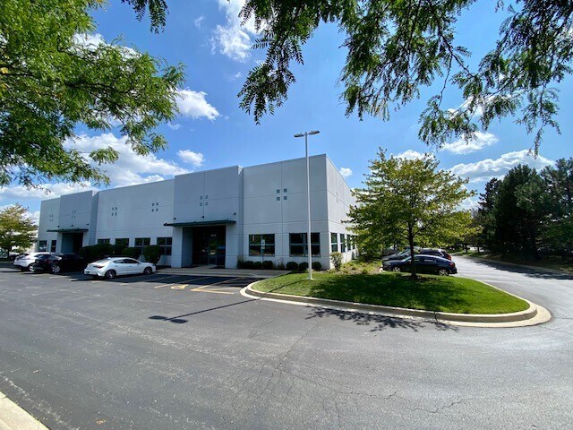 More Photos Of 545 Willowbrook Centre Pky, Willowbrook Warehouse For Lease