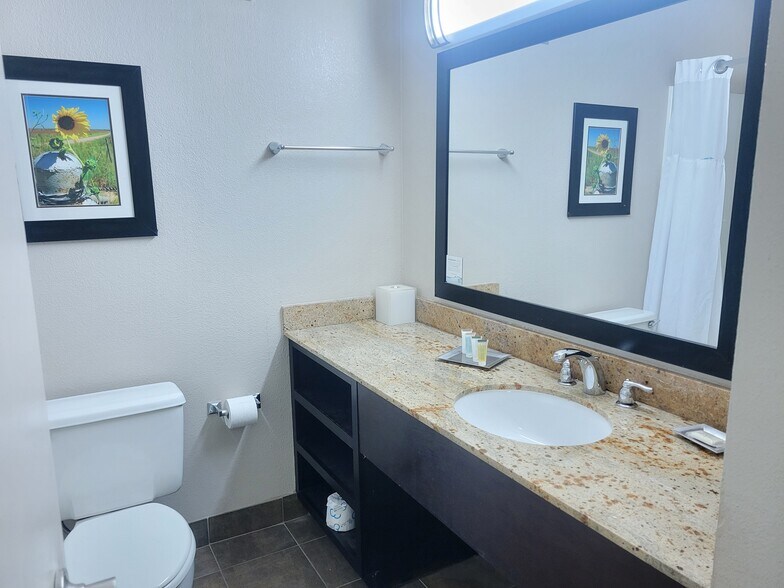 More Photos Of 2101 S Meridian Ave, Oklahoma City Hotel For Sale