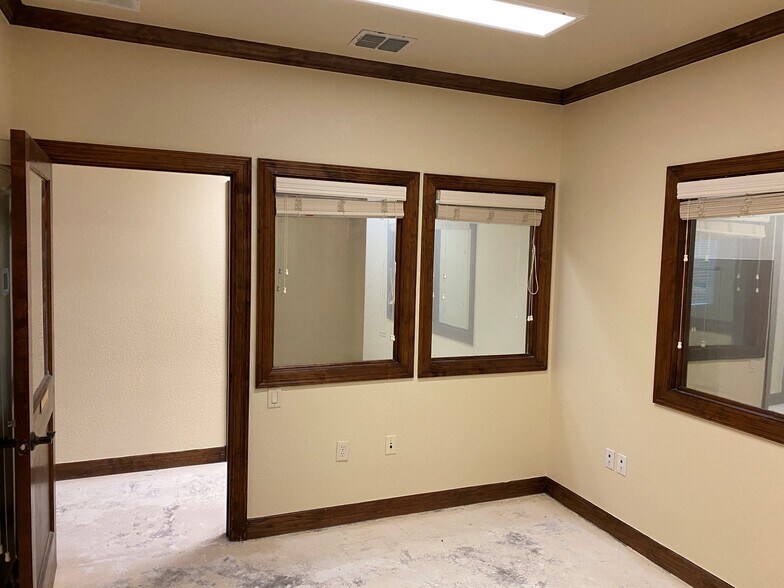 More Photos Of 8313 Whitley Rd, Watauga Office For Sale