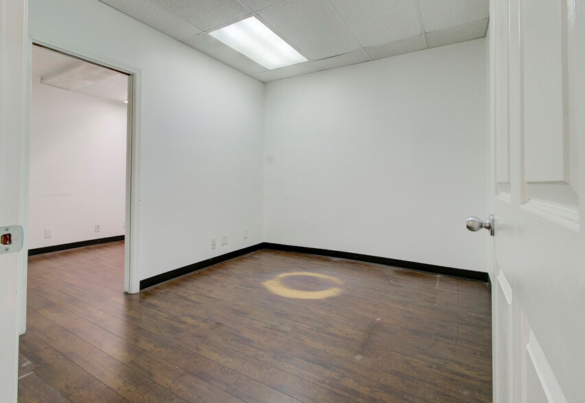 More Photos Of 304 Main St, Newport Beach Storefront Retail Residential For Lease