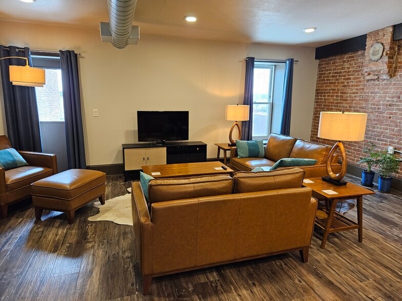 More Photos Of 328 E Main St, Ottumwa Sports And Entertainment For Sale