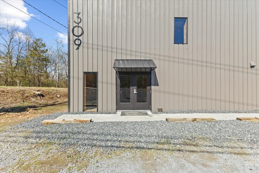 More Photos Of 309 E Springbrook Dr, Johnson City Flex For Lease