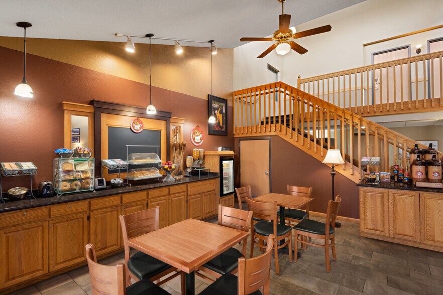 More Photos Of 777 Highway 10 E, Detroit Lakes Hotel For Sale