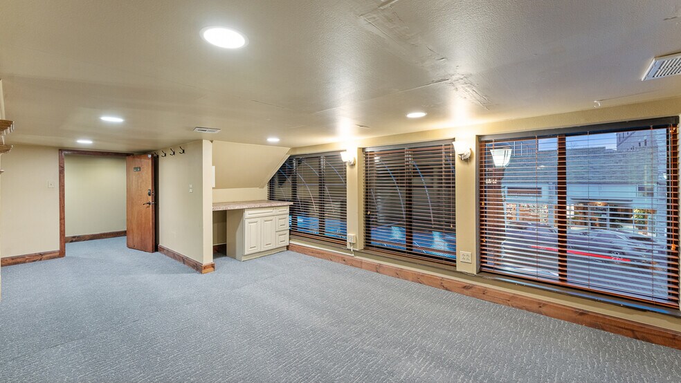 More Photos Of 117 W Walnut St, Rogers Restaurant For Lease