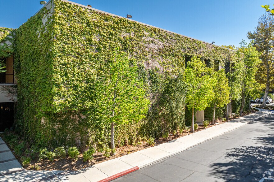 More Photos Of 21255 Califa St, Woodland Hills Office For Sale