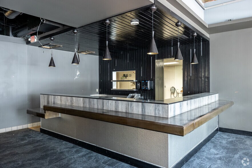 More Photos Of 700 Hennepin Ave, Minneapolis General Retail For Sale