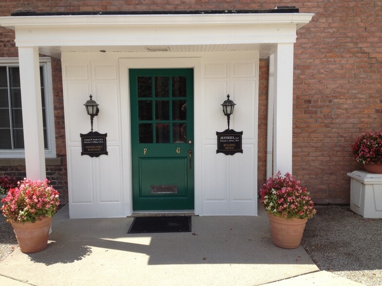 More Photos Of 377 Fisher Rd, Grosse Pointe Farms Storefront Retail Office For Lease