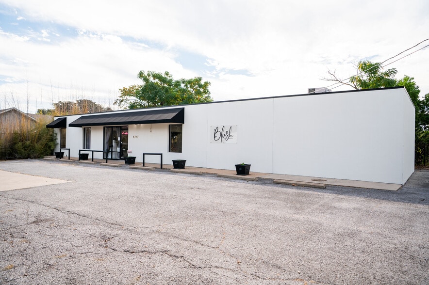 More Photos Of 6717 Calmont Ave, Fort Worth General Retail For Sale