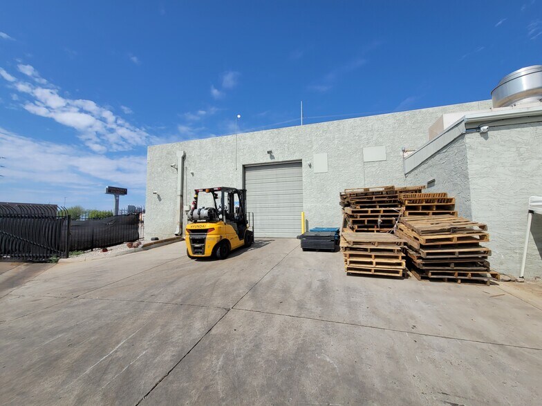 More Photos Of 17431 N Black Canyon Fwy, Phoenix Manufacturing For Sale