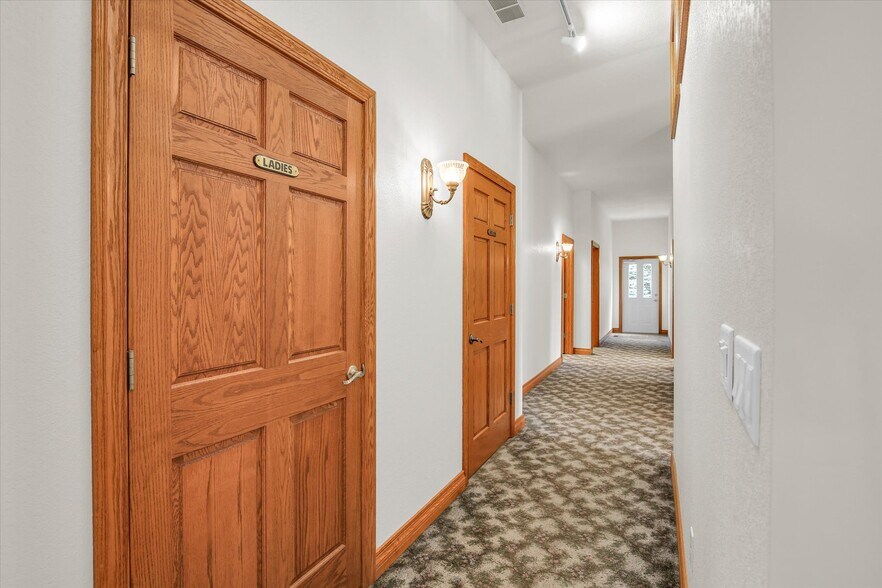 More Photos Of 606 W Oak St, Fairbury Office For Sale