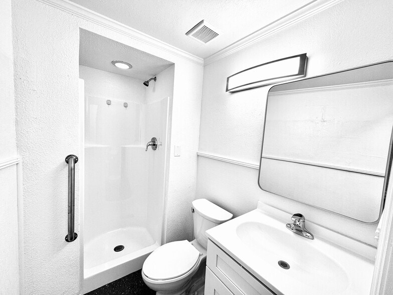 More Photos Of 1249 N Orange Ave, Orlando General Retail For Lease