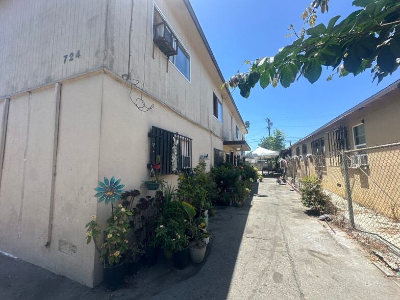 More Photos Of 724 E 32nd St, Los Angeles Apartments For Sale