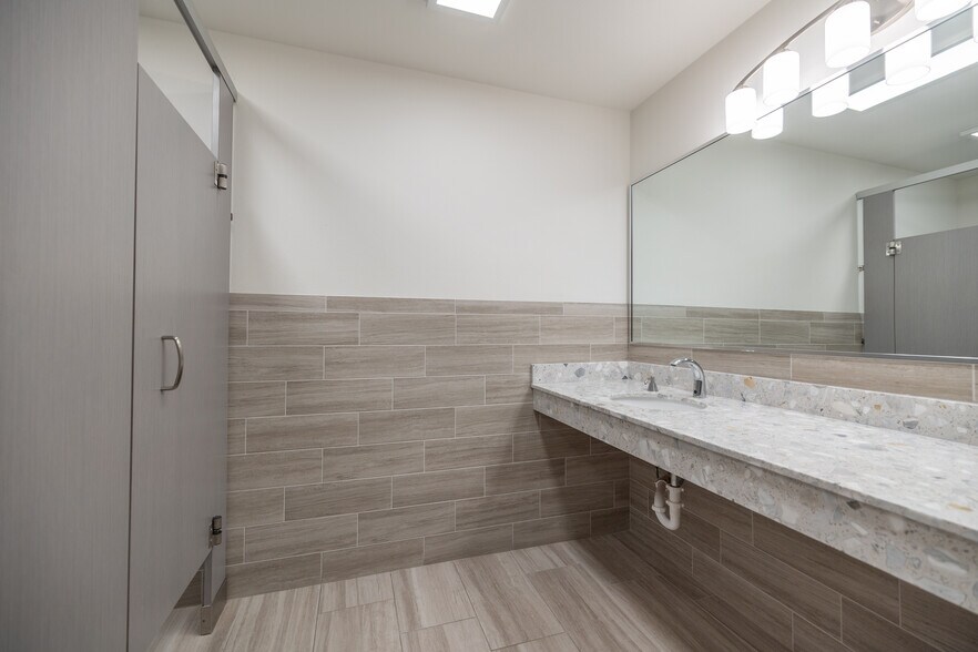 More Photos Of 4300 S I-10 Service Rd, Metairie Office For Sale