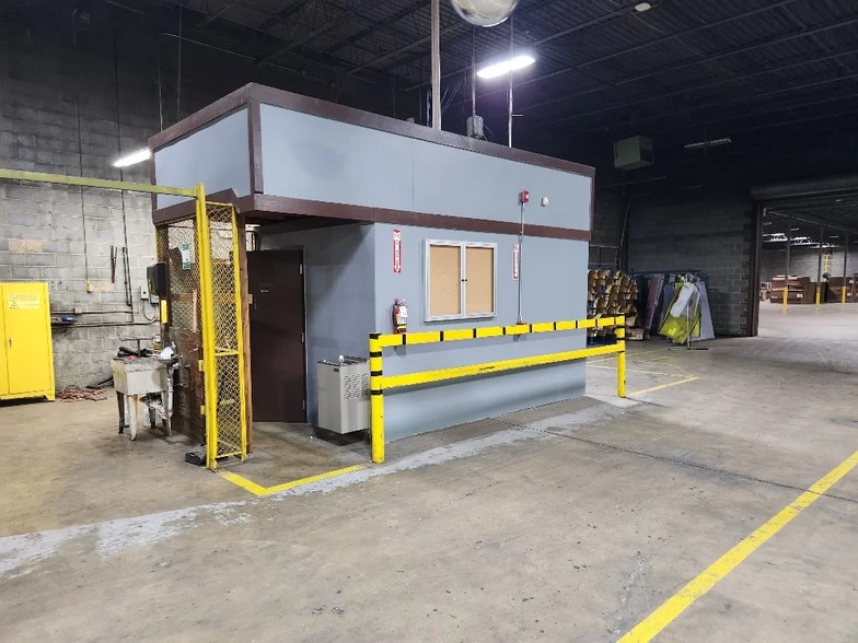 More Photos Of 10901 Carpet St, Charlotte Warehouse For Sale