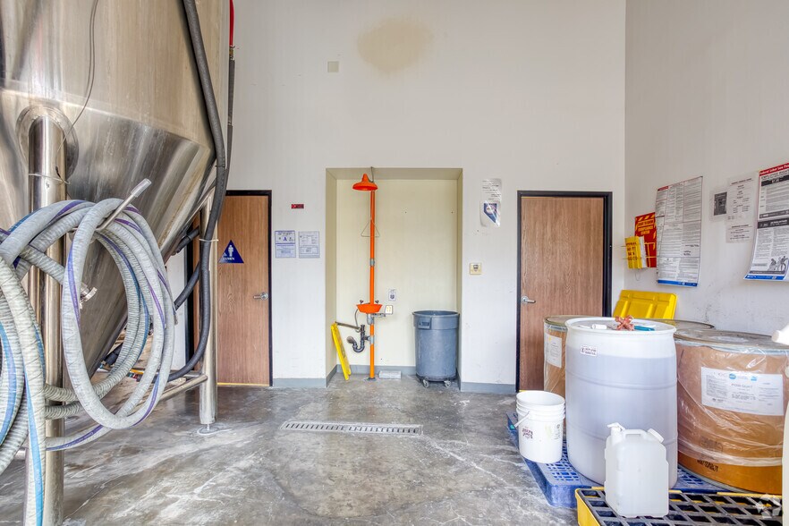 More Photos Of 155 N Gibson Rd, Henderson Warehouse For Sale