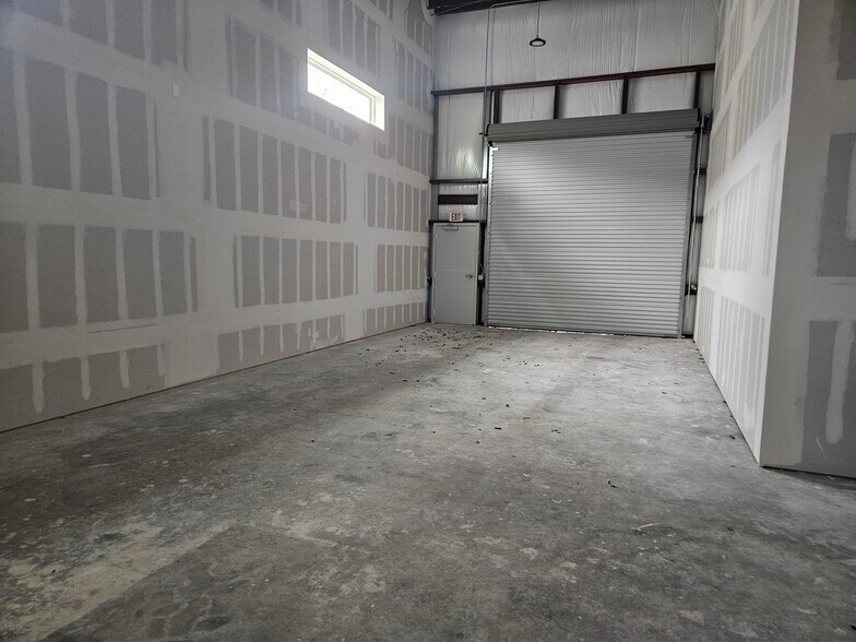 More Photos Of 1013 Brazos St, Rosenberg Specialty For Lease