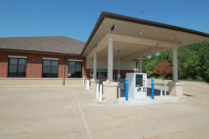 More Photos Of 640 Highway 1 W, Iowa City Office For Sale