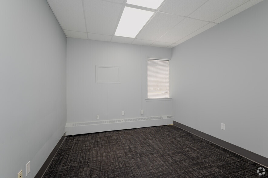 More Photos Of 340-390 Saskatoon St, London Showroom For Lease