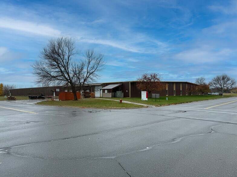 More Photos Of 1104 SE 8th St, Grand Rapids Industrial For Lease