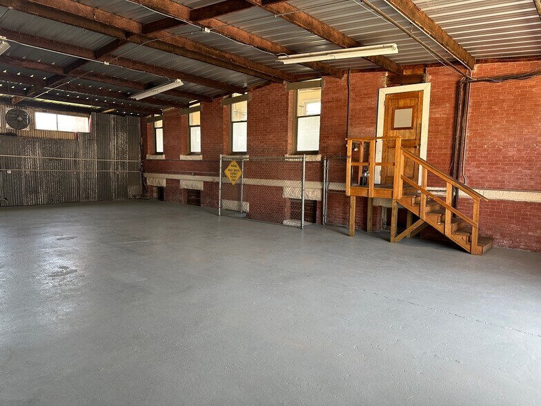 More Photos Of 4027 Main St, Dallas Manufacturing For Sale