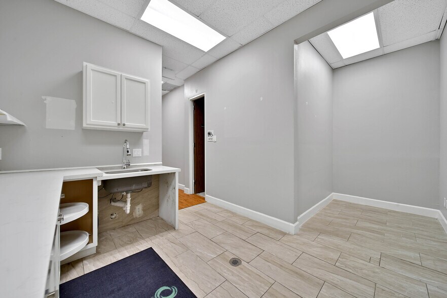 More Photos Of 6430 Hillcroft Ave, Houston Office For Sale