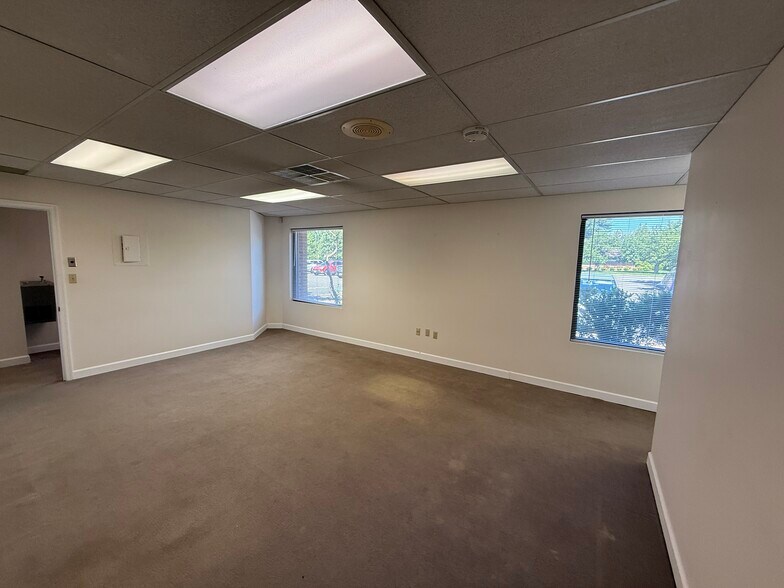 More Photos Of 403 Chatham Sq, Fredericksburg Office For Sale