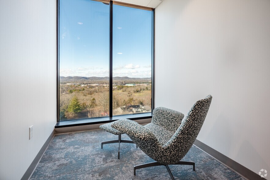 More Photos Of 214 Overlook Cir, Brentwood Office For Sale