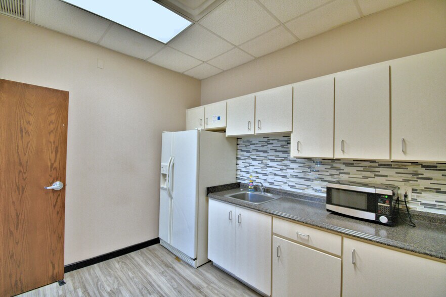 More Photos Of 43344 Highway 27, Davenport Coworking Space
