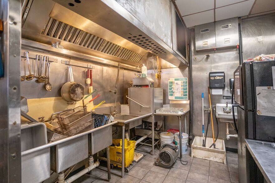 More Photos Of 423 Southwest Blvd, Kansas City General Retail For Sale