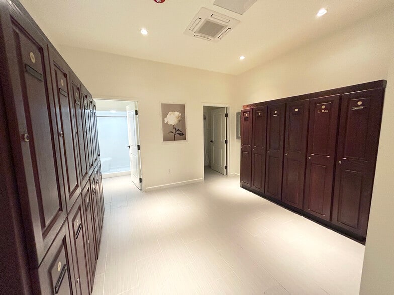 More Photos Of 1028 Blackthorne Dr, Jeannette Sports And Entertainment For Sale