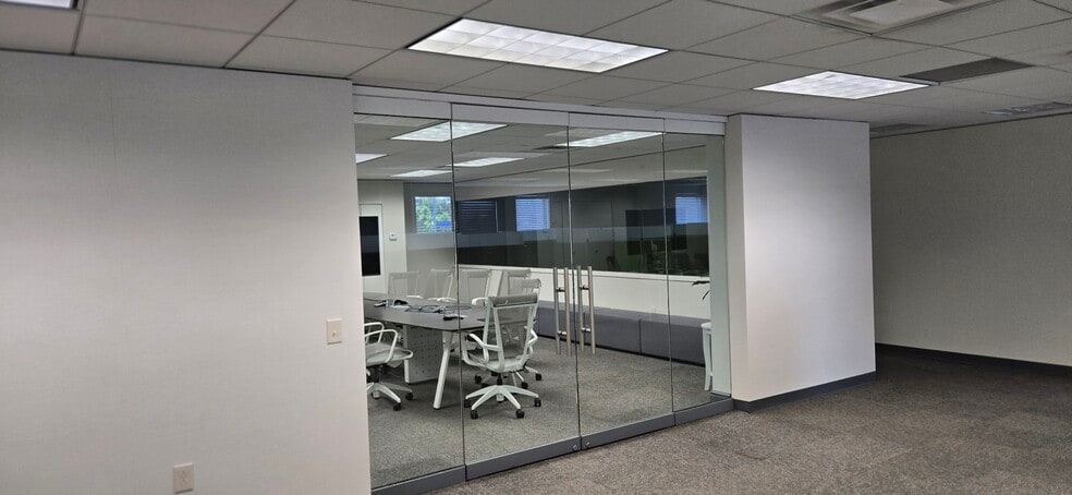 More Photos Of 100 Park Manor Dr, Pittsburgh Freestanding For Lease