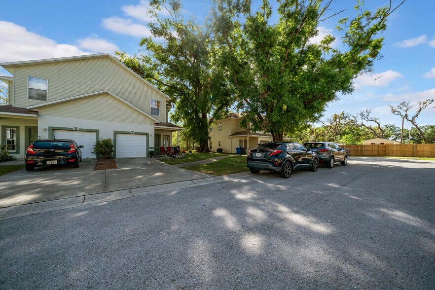 More Photos Of 5001 Beechcraft Way, Seffner Apartments For Sale